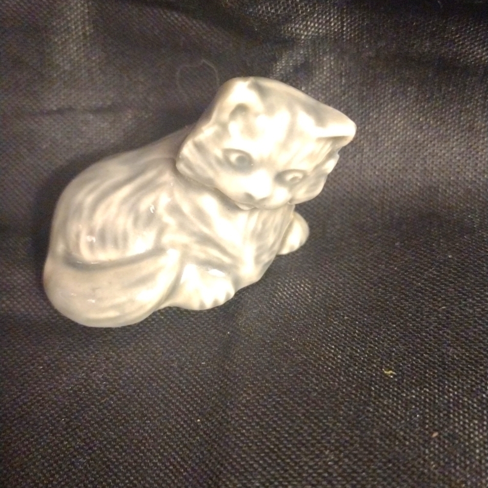 𝅺VINTAGE Wade England blue cat kitten sitting Red Rose tea miniature figurine